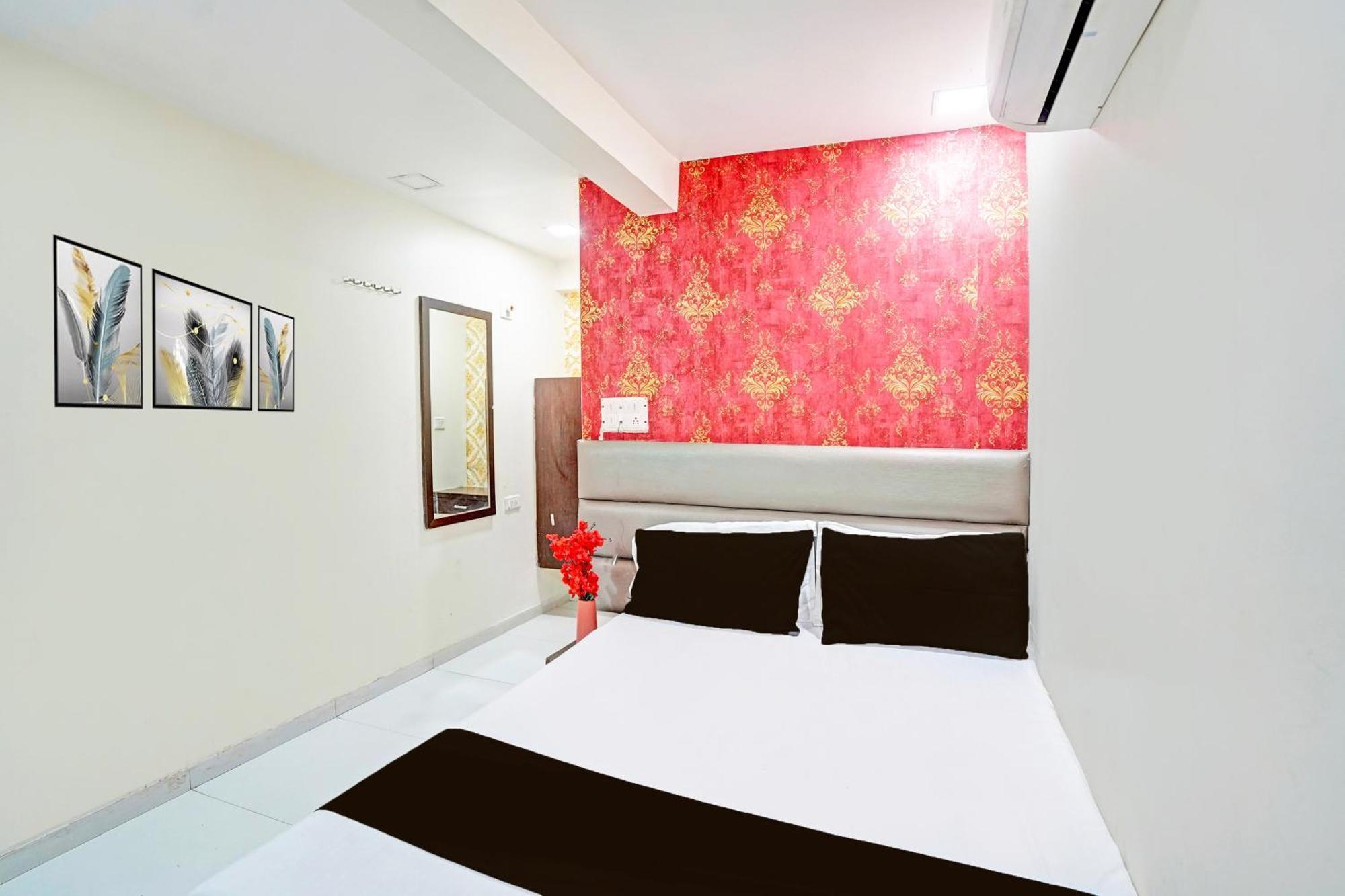 Hotel O S. G. Highway Formerly I Land Park Ahmedabad Eksteriør billede