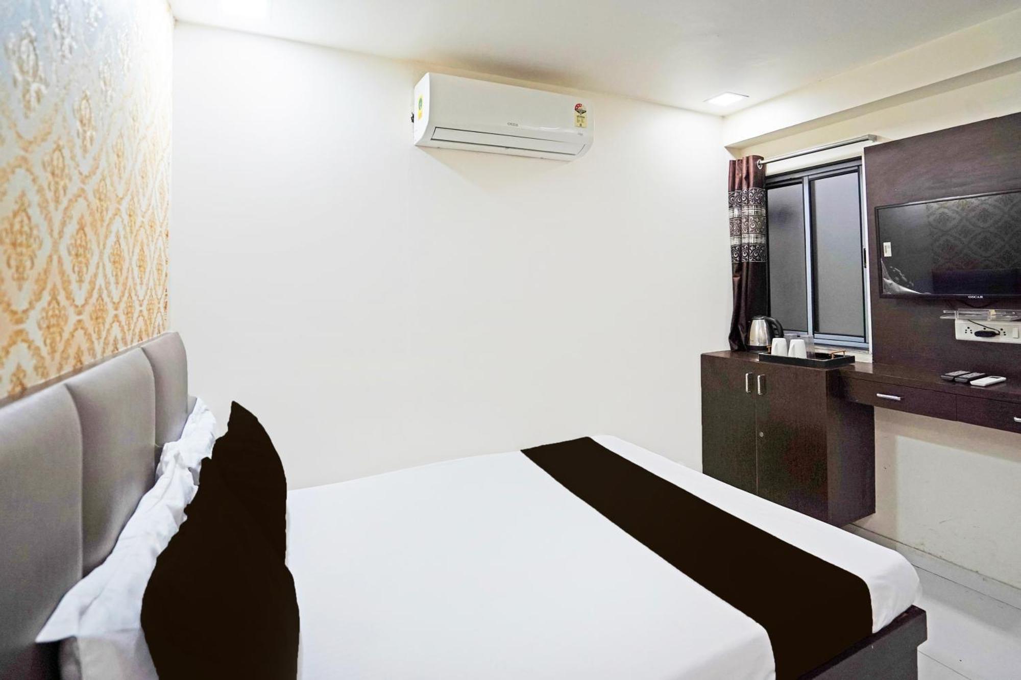 Hotel O S. G. Highway Formerly I Land Park Ahmedabad Eksteriør billede