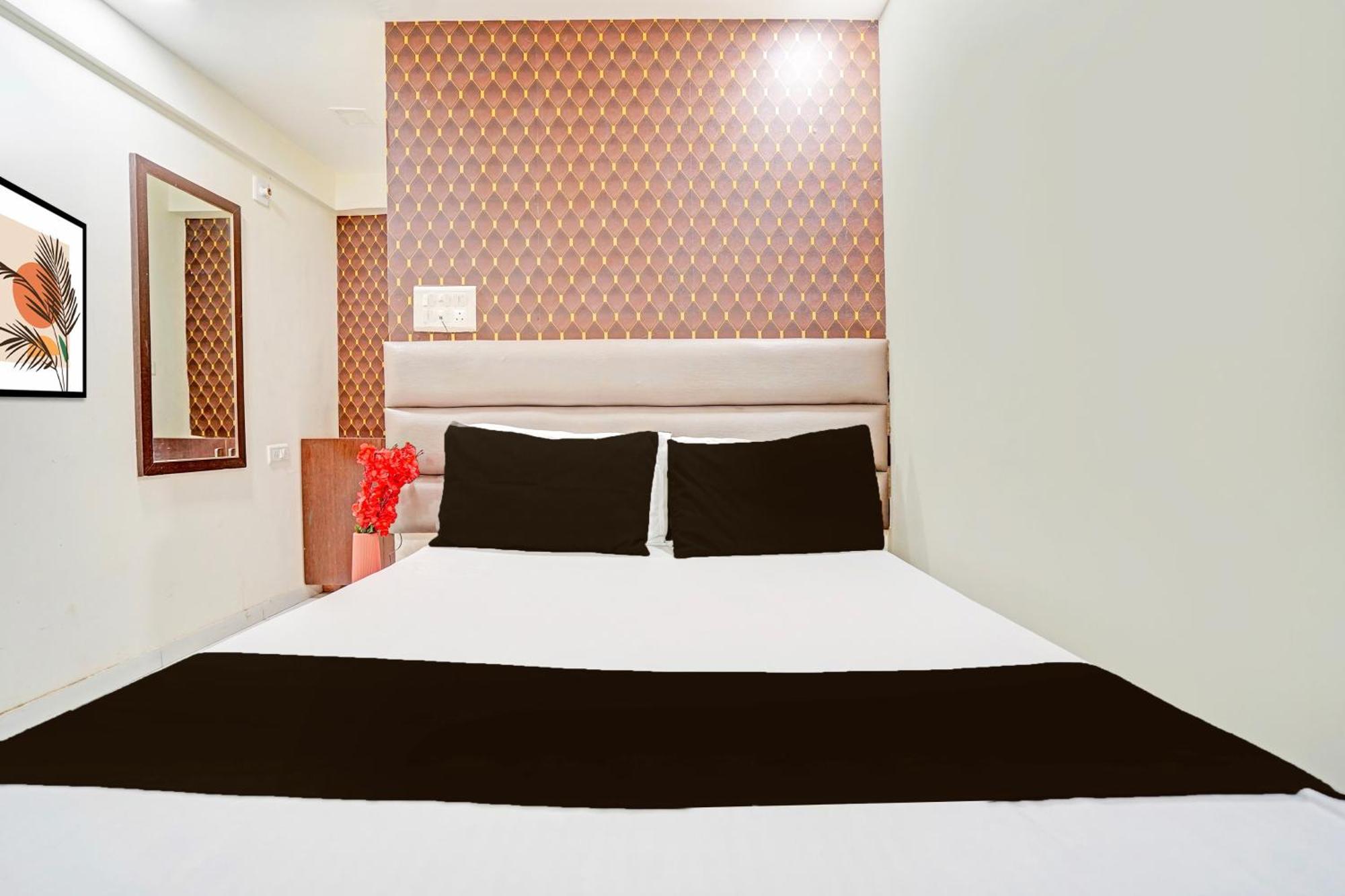 Hotel O S. G. Highway Formerly I Land Park Ahmedabad Eksteriør billede