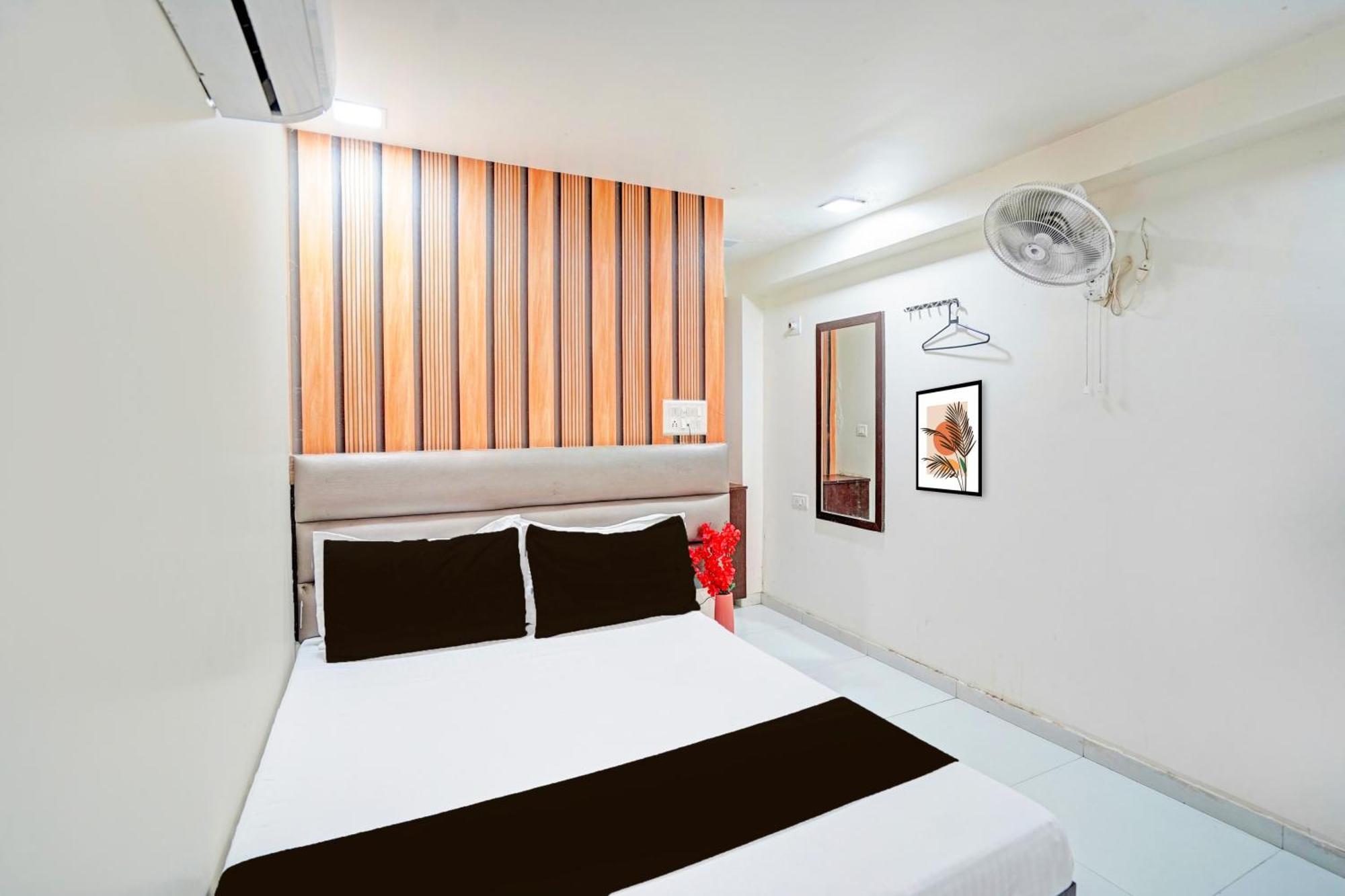 Hotel O S. G. Highway Formerly I Land Park Ahmedabad Eksteriør billede