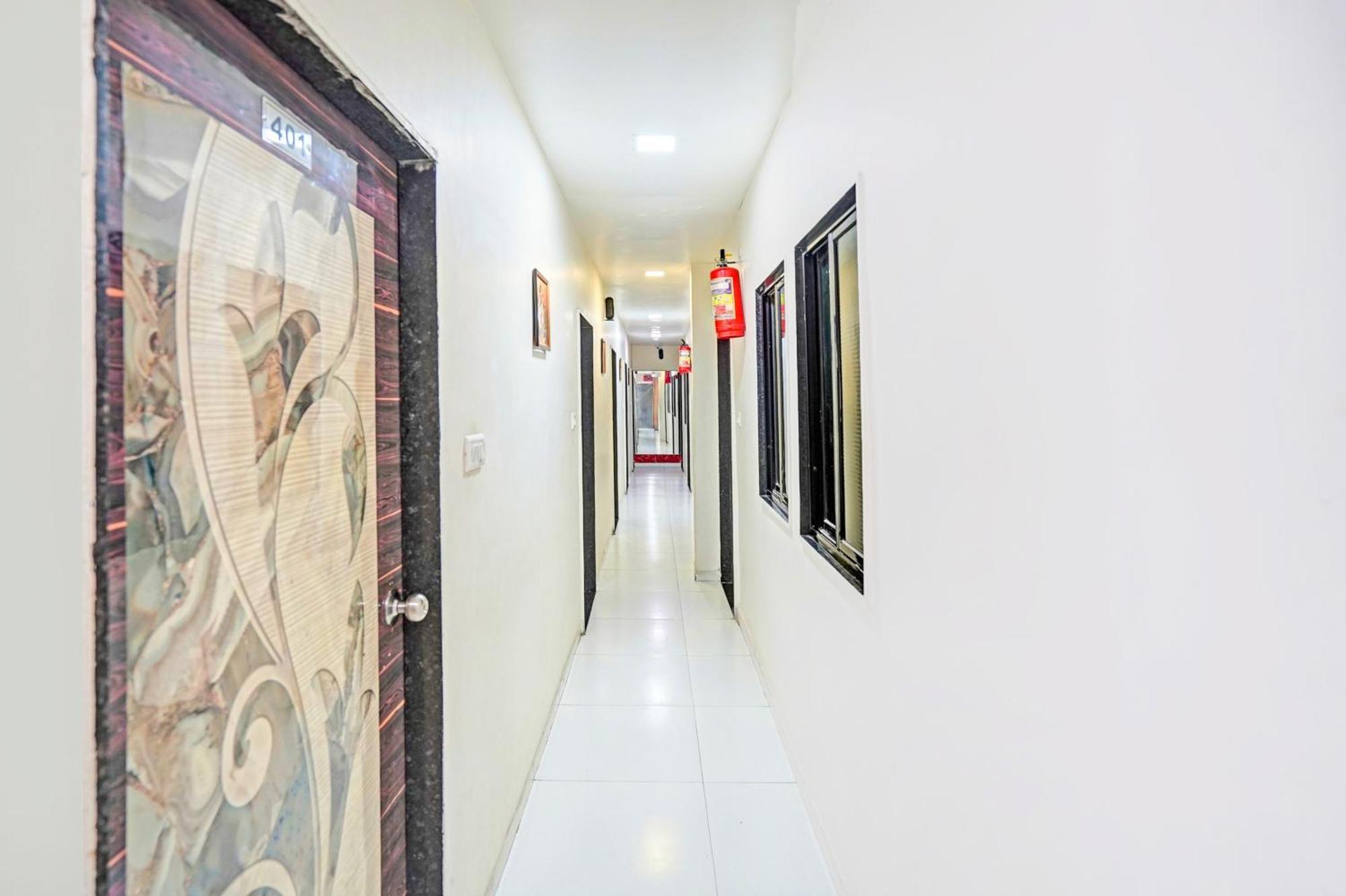 Hotel O S. G. Highway Formerly I Land Park Ahmedabad Eksteriør billede
